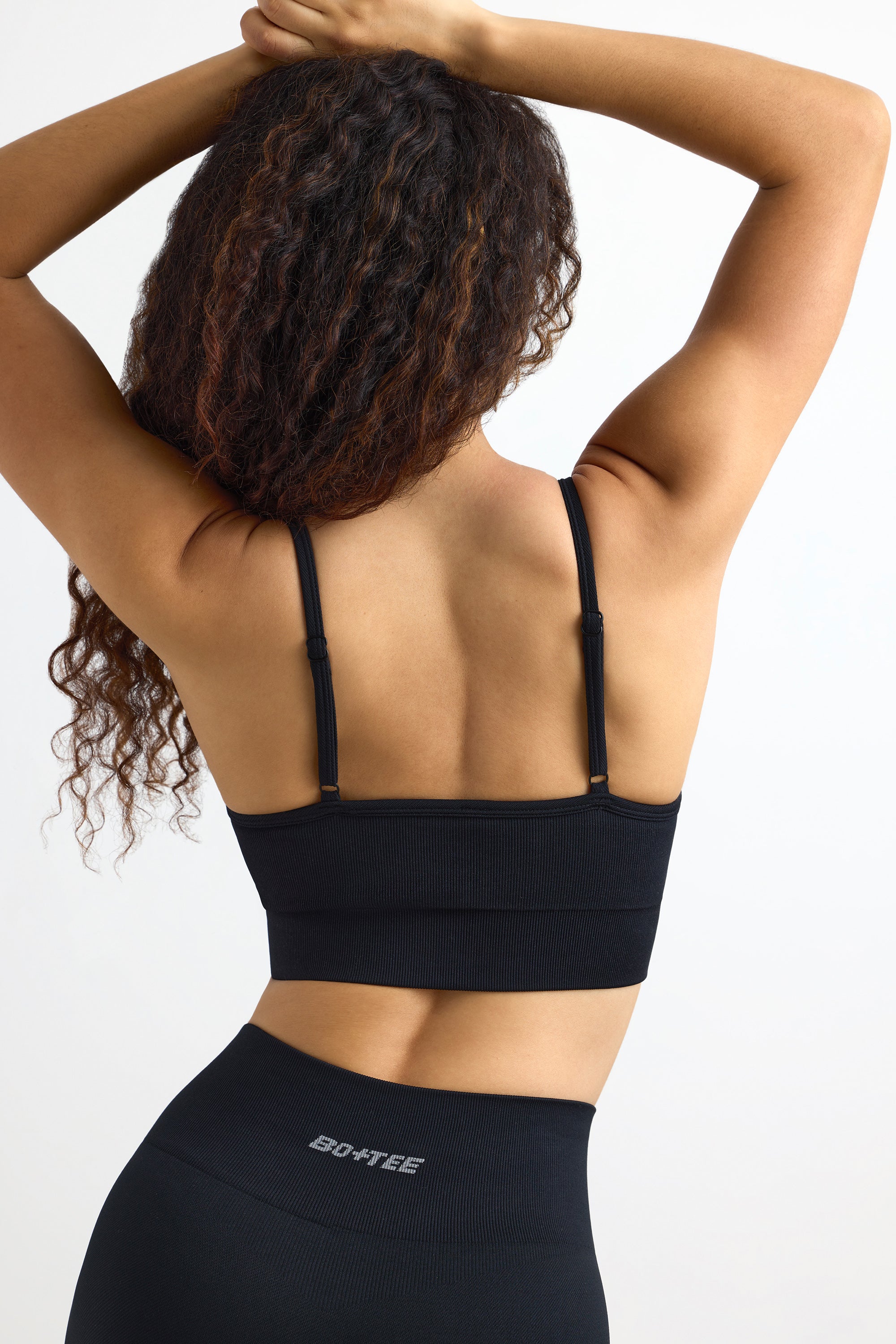 Super Sculpt Seamless Scoop-Neck Sports Bra in Black