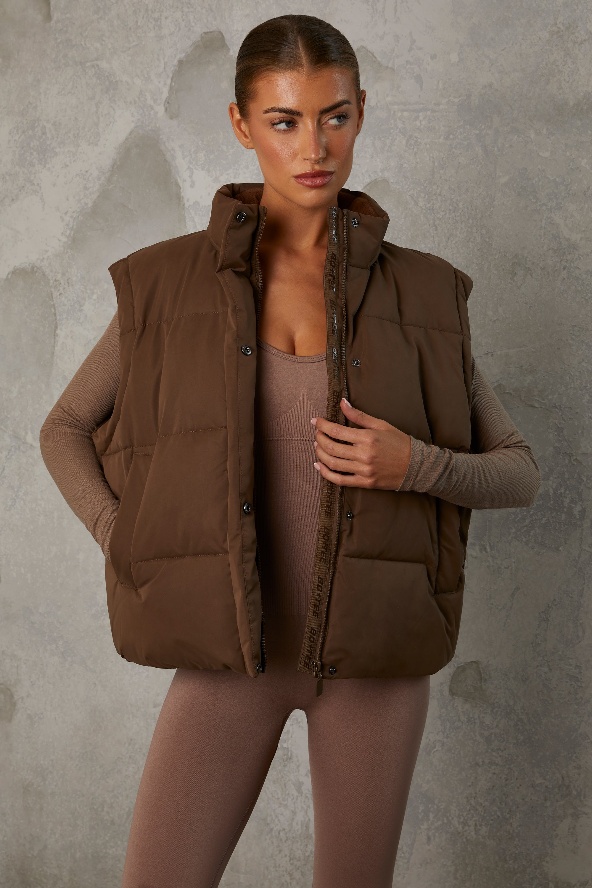 Essential - Cropped Puffer Jacket with Detachable Sleeves in Cocoa Brown