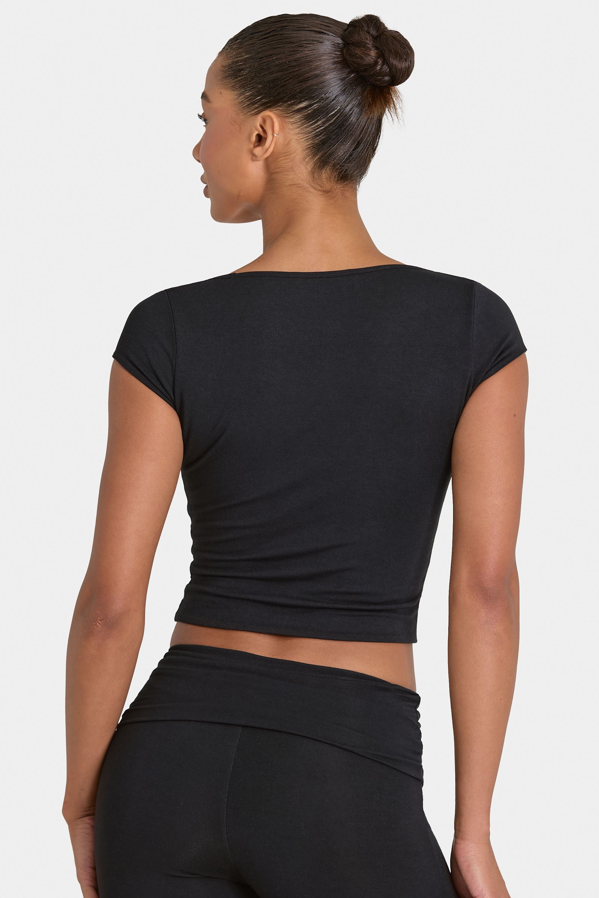 Bo+Tee model Kiele wearing the ButterCloud Full Top in Black Modal fabric perfect for gym sessions