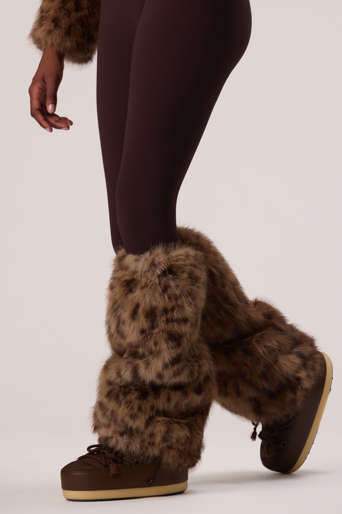 bo-and-tee-faux-fur-boot-covers-in-brown-leopard_BT16330A1BrownLeopard_5.jpg