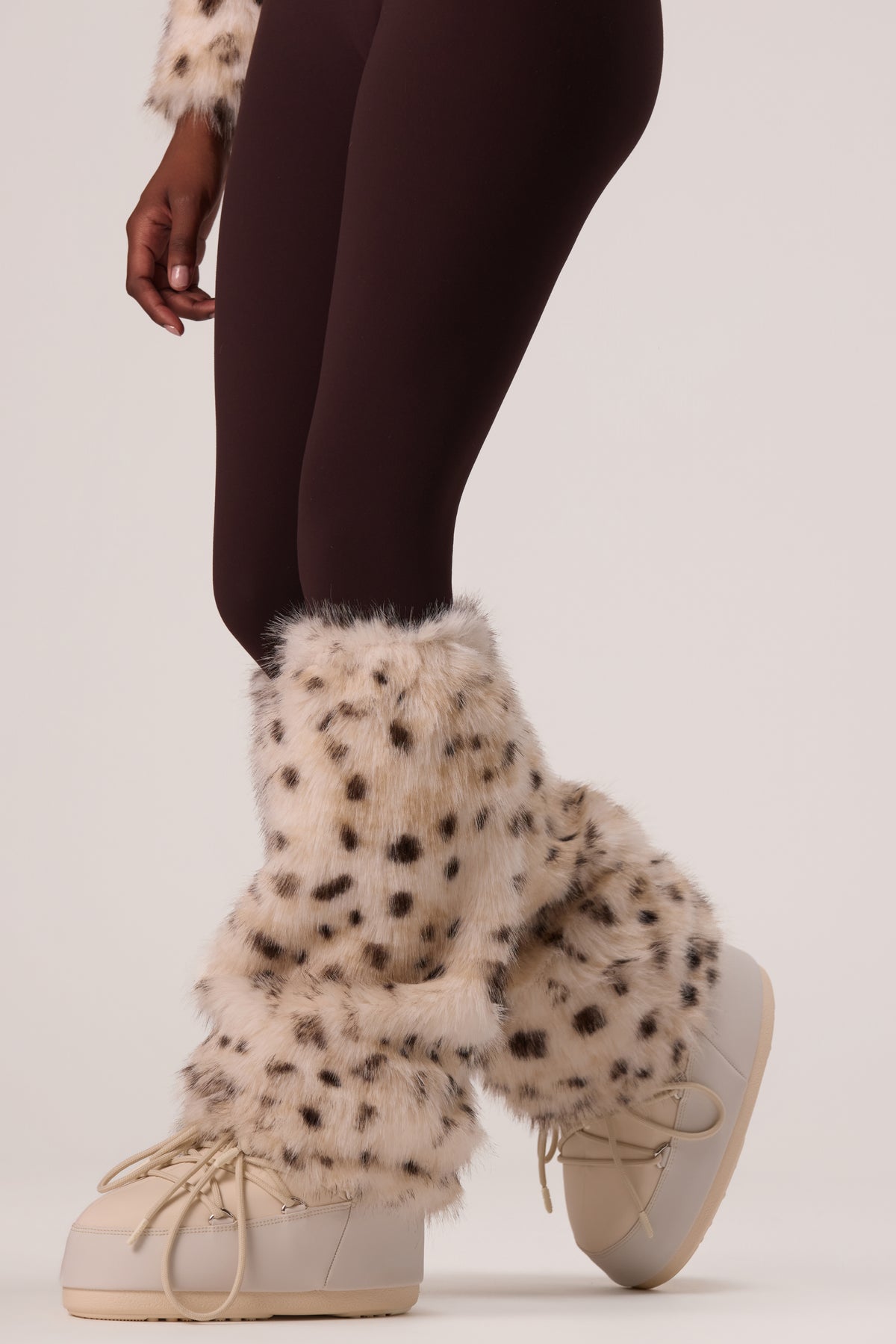 bo-and-tee-faux-fur-boot-covers-in-snow-leopard_BT16330ASnowLeopard_4.jpg