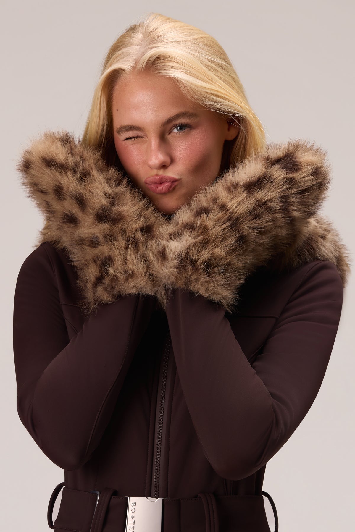 bo-and-tee-faux-fur-tote-mitts-in-brown-leopard_BT16333A1BrownLeopard_5.jpg
