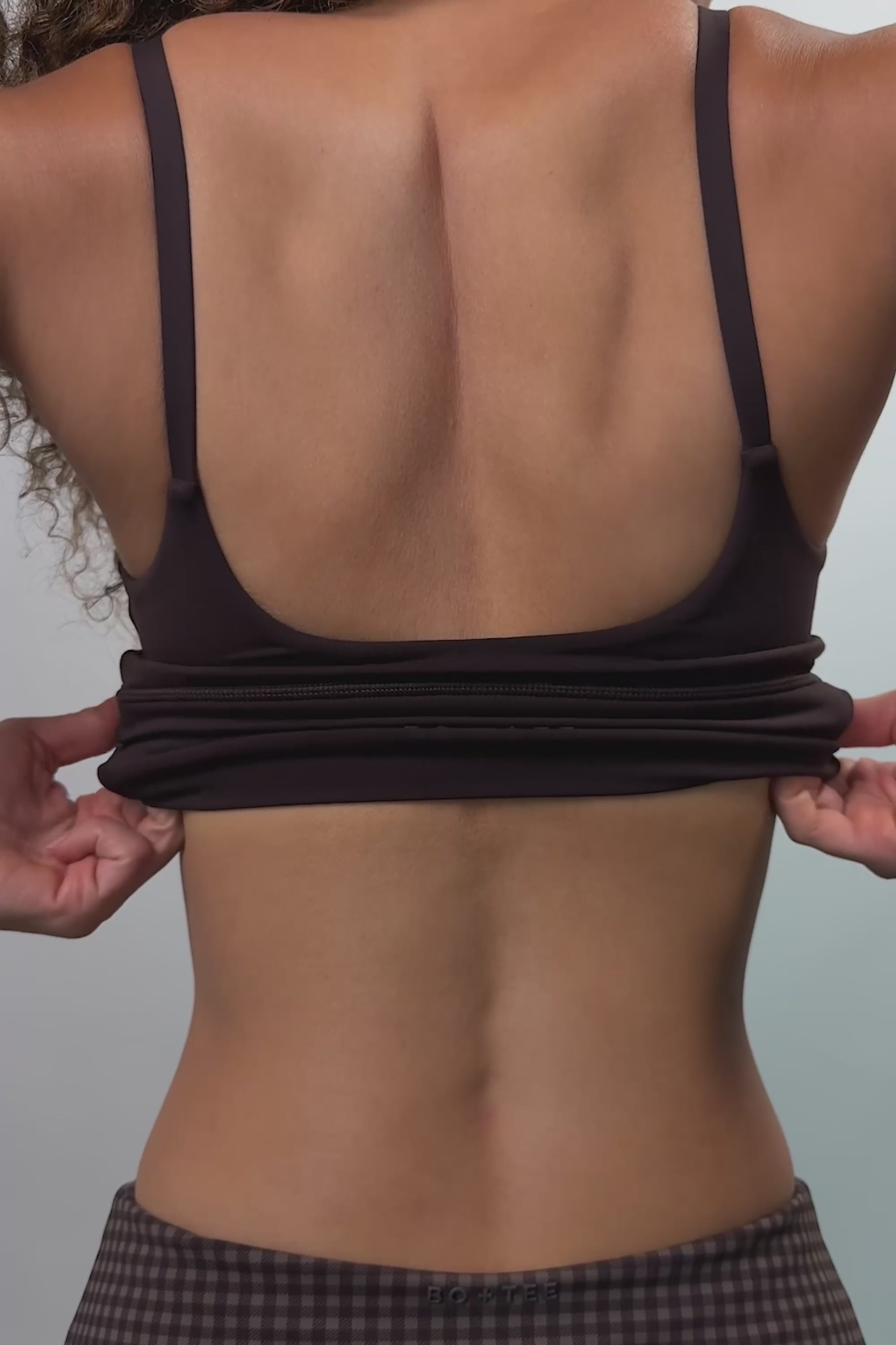 bo-and-tee-soft-active-scoop-neck-sports-bra-in-espresso_BT16472Espresso_15.mp4